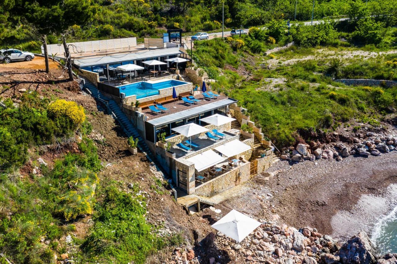 Beachfront Red Apartments With Pool Bar Exteriér fotografie