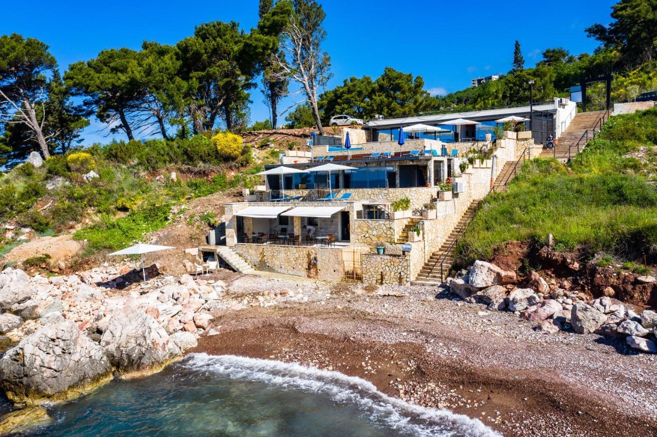 Beachfront Red Apartments With Pool Bar Exteriér fotografie