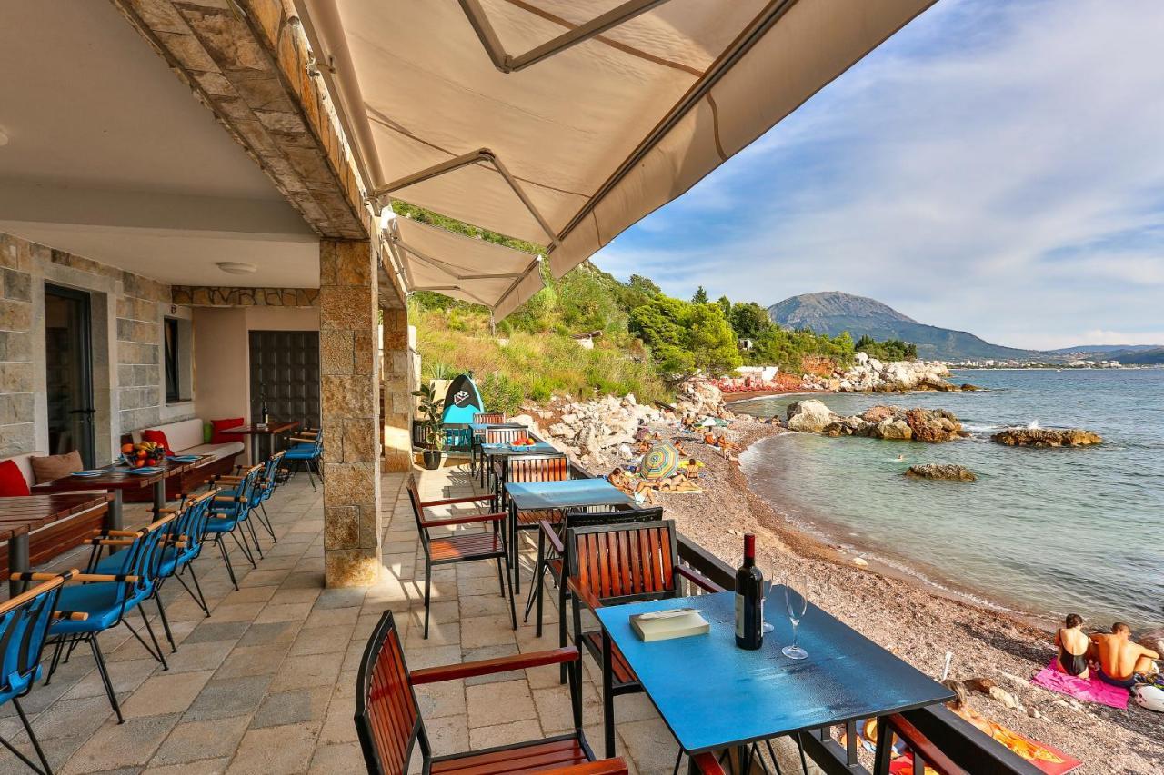 Beachfront Red Apartments With Pool Bar Exteriér fotografie