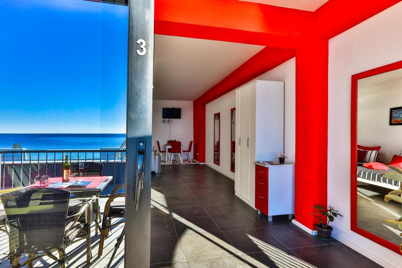 Beachfront Red Apartments With Pool Bar Exteriér fotografie